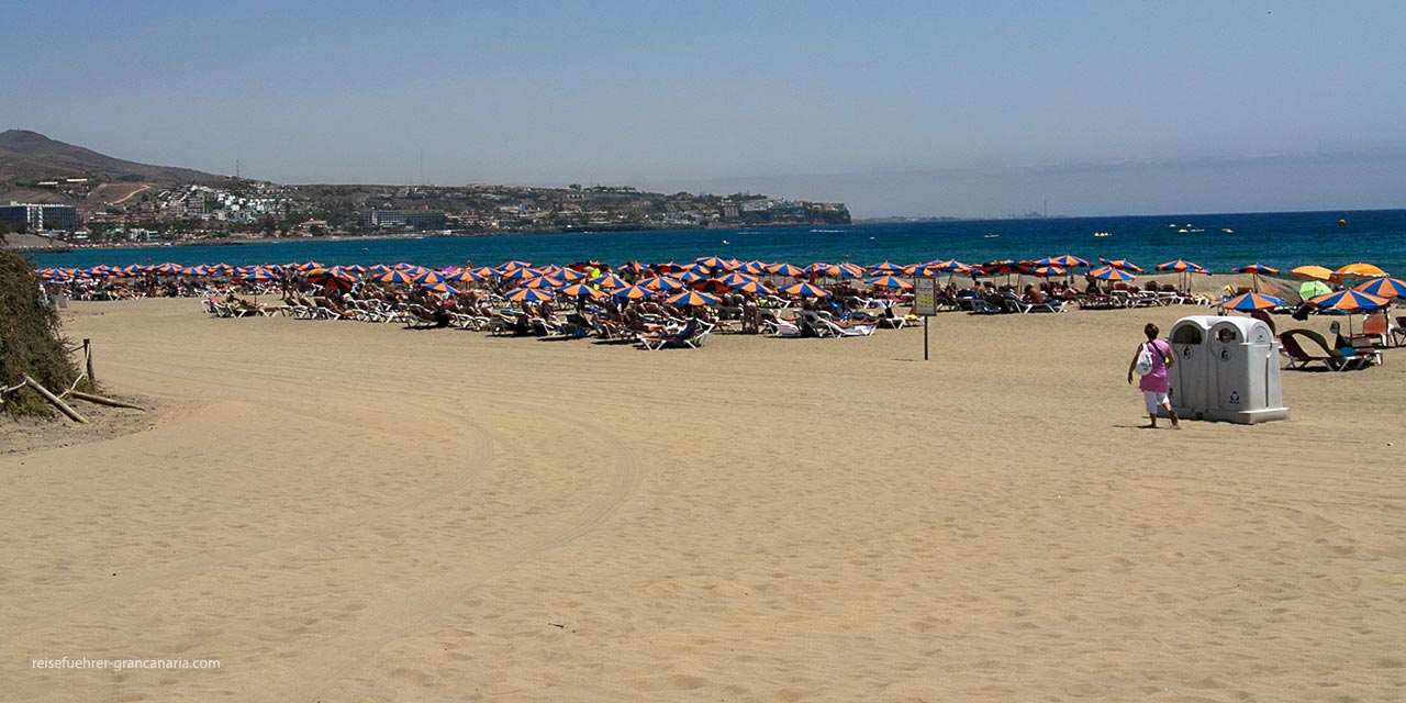 Regenschirm und Sonnenschutz, Strand von Playa del Ingles in Gran